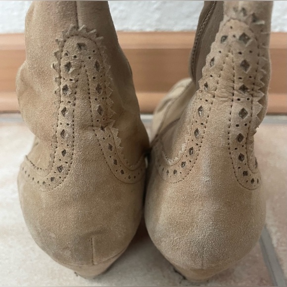 Lulu Guiness tan,suede, embroidered knee boots, leather sole/interior; 40 1/2 - Picture 9 of 14